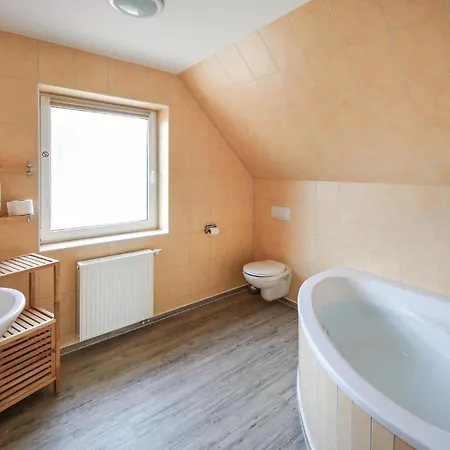 3 Bedroom Beautiful In Hébergement de vacances Röbel